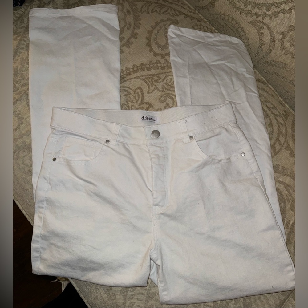Size 14 White d.jeans, boot cut.